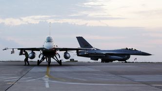 Norske F-16-fly på flybasen Souda på Kreta i forbindelse med Operation Unified Protector i 2011. Foto: Torbjørn Kjosvold / Forsvaret