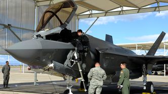 Morten Hanche klatrer opp i et F-35A 10. november 2015 og ble den første nordmannen som fløy kampflyet. Foto: Airman Pedro Mota / US Air Force