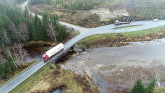 Brua over Fjerdingelva er i dag en flaskehals på E6, som skal erstattes med en 55 lang bjelkebru. Foto:  Statens vegvesen