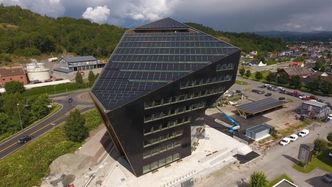 En av utfordringene som Solcellespesialisten måtte løse, var å montere BIPV-paneler fra bomlift, siden sakselift ikke kunne benyttes. Foto:  Solcellespesialisten