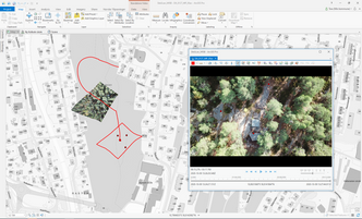 Her kombineres både bildene fra dronen og hvor i kartet dronen flyr. Programvaren syr bildene sammen og knytter dem geografisk med bakkenivå. Foto: Geodata