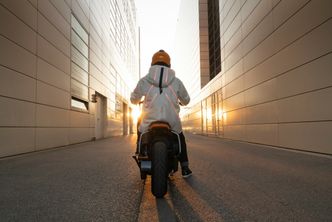 BMW har laget en kjørejakke med markeringslys integrert. Foto: BMW