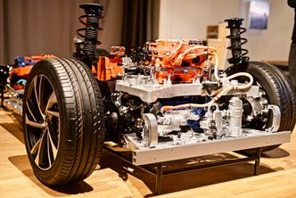 Volvo har blant annet forsterket fronten av helelektriske XC40 for å være minst like sikker som forbrenningsmotorvarianten. Her er understellet på elektriske XC40. Foto: Mathias Klingenberg