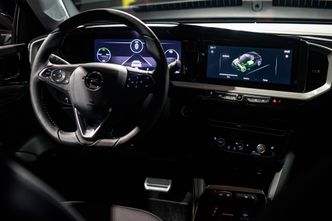 To skjermer preger førermiljøet, totalt på 22 tommer. Den største infotainmentskjermen er ekstrautstyr på de lavere utstyrsnivåene, men standard på topputgaven. Foto:  Mathias Klingenberg