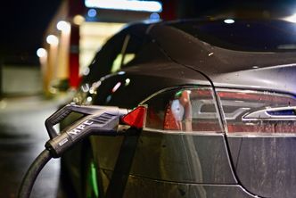 Tesla Model S lader ved Circle K på Abildsø, her med CCS-adapter. Foto: Mathias Klingenberg