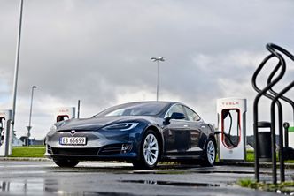 Tesla Model S på en «park-in»-lader. Foto:  Mathias Klingenberg
