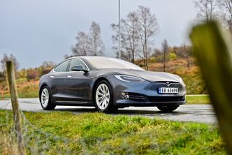 Det går mange Tesla-modeller i Norge, noe som gir Statens vegvesen et spesielt ansvar for å følge opp bilene.  Foto:  Mathias Klingenberg