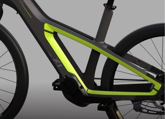 Et triangel i reflekterende materiale skal sikre økt synlighet. Foto:  Eker Design