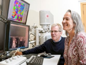 Professor Roy Johnsen og seniorforsker Vigdis Olden studerer resultatene av en test fra skanningelektronmikroskopet, ofte kalt SEM, som sees bak dem. Øverste høyre skjerm viser et Electron BackScatter Diffraction-bilde som gir forskerne informasjon om mikrostrukturen i metalliske materialer. Foto:  Joachim Seehusen