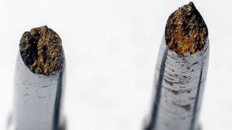 Stålet er strukket til brudd mens den er utsatt for hydrogen. Hydrogen vil ofte føre til sprøtt brudd, som på bildet. Uten hydrogen får man normalt duktile brudd. Forskerne får også informasjon om hvordan bruddet forplanter seg i mikrostrukturen til stålet og hvordan utfellinger påvirker initiering og vekst av brudd. Foto:  Joachim Seehusen