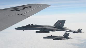 Tre sveitsiske F-18 Hornet i ferd med å få drivstoff fra et amerikansk KV-135 fra RAF Mildenhall over Tyskland. Foto: Senior Airman Justine Rho