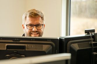Carl Christian Strømberg i Solcellespesialisten har full kontroll på hva solstrømpotensialet er for ulike steder i Norge. Foto:  Delta V