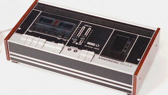 Det nye store rundt 1970 var kassettspillere. De fleste fabrikkene var fort på banen med billige bærbare apparater. Men ikke Tandberg. Først i 1972 kom de med sin modell. En kvalitetsspiller med tre motorer og Dolby støyreduksjon. Foto: Norsk Teknisk Museum