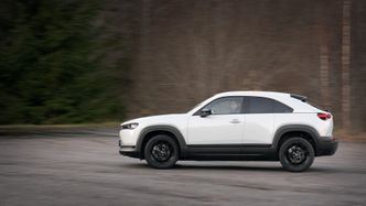 Kjørefølelsen i Mazda MX-30 er upåklagelig. Foto: Eirik Helland Urke