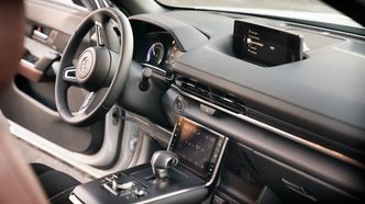 Mazda MX-30 har et nokså tradisjonelt infotainmentsystem, hvor hovedskjermen ikke er berøringsfølsom. Den nedre skjermen er til gjengjeld det, men den styrer kun klimaanlegget. Foto: Eirik Helland Urke