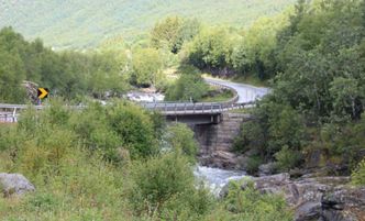 Brua er fra 1937. Den har hatt sin tid. Foto:  Statens vegvesen