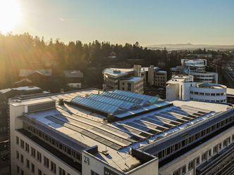 På Lysaker Torg har Solcellespesialisten levert snøsmeltingsanlegg hvor snøen kan punktsmeltes på hvert enkelt panel. Foto:  Solcellespesialisten