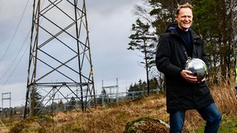 KOBLER SEG PÅ STRØMNETTET: Brage Johansen i Heimdall Power med sensoren som selskapet har utviklet. Foto: Fartein Rudjord