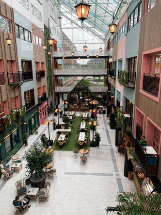 Atriet er hjertet av Fomo. Fasaden ligner miljøet i en kontinental bygate. 1. etasje er møteplassen, med møterom og servering med skjenkebevilling. Balkongene får kontorene til å ligne leiligheter. Foto: Alf Bergin