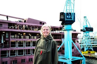 Gunvor Ulstein foran de to milliardprosjektene som Ulstein Verft jobber med for tiden. Skrogene bygges ved samarbeidsverft i Polen og utrustes i Ulsteinvik. Foto: Jørn-Arne Tomasgard