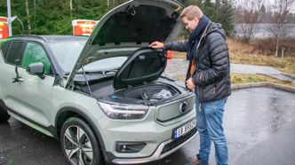 Oppbevaringsrommet under panseret kan brukes til å oppbevare ladekabler.  Foto:  Marius Valle