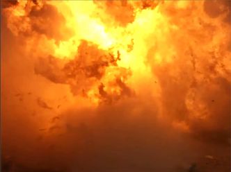 Prototypen av Starship nummer åtte idet det ble omslynget av flammer under landing. Foto:  SpaceX via AP / NTB