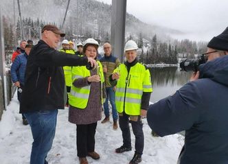 Feiret med sprudlevann i påsyn av lokalavisens fotograf. Fra venstre tidligere ordfører Tor Egil Buøen, dagens ordfører Merete Gunnestad og fylkesråd Olav Skinnes. Foto: Viken fylkeskommune