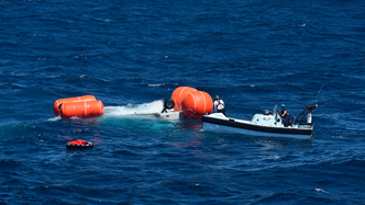 NH90-helikopteret kantret og ble liggende opp ned i vannet. Alle fire overlevde sammenstøtet, men kun to klarte å evakuere. Foto:  Onderzoeksraad voor Veiligheid