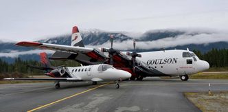 C-130H «Ty» sammen med en annen nykommer i Coulson-flåten, et Cessna Citation 550 HPA. Det rettvingede flyet brukes blant annet for å geleide tankflyet mot målet. Foto:  Coulson Aviation