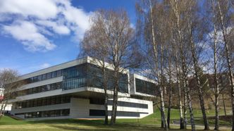Veritas-senteret er DNV GLs hovedkontor på Høvik, og ligger i et vakkert naturområde på ca. 300 mål. Foto:  DNV GL