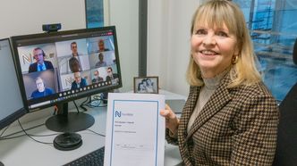 Adm. dir. i Nye Veier, Anette Aanesland, med signert kontrakt. Kontraktsmøtet holdes på Teams med representanter fra Nye Veier og den franske totalentreprenøren Eiffage. Foto: Nye Veier