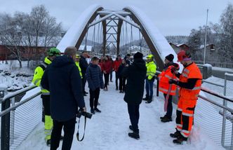 Elever fra Ringebu ungdomsskole var de første til å krysse den nye gang- og sykkelbrua. Foto:  Eli Ramstad, Statens vegvesen