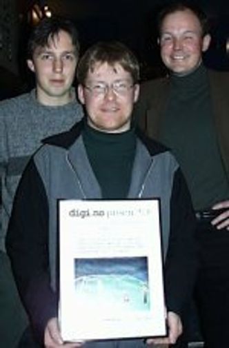 Lennart Johansen, Stein-Erik Karlsen og Morten Hjerde fra HEP med digi.no-diplom. Foto: Hilde Nyman