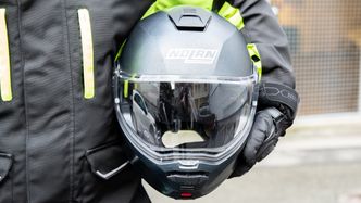 Prototypen vist her er laget som en utviklingsplattform og er plassert utenpå hjelmen. I produktet som utvikles med Nolan er elektronikken integrert på innsiden av hjelmen. Foto:  Håvard Egge