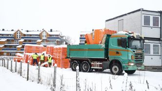 Styrofoam-plater lastes av en lastebil til bruk i letearbeidet som fredag fortsetter etter leirskredet i Gjerdrum. Foto: NTB