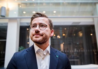 Klima- og miljøminister Sveinung Rotevatn (V) sier ja til soner med forbud mot fossilbiler i byer som Oslo og Bergen Foto: Terje Pedersen/NTB