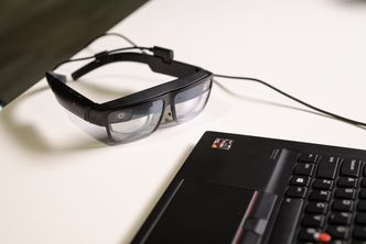 Brillene plugges inn i PC-en via USB-C. Foto: Lenovo
