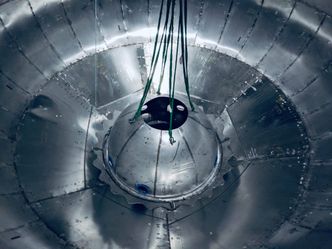 Den runde (halv)kulen i midten er den såkalte header-tanken, som er en tank midt i hovedtanken. Header-tanken mater motorene under landing, og det ble forsøkt å bytte til denne tanken under testing nylig. Foto:  SpaceX/Elon Musk