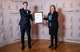 Avdelingsdirektør Bente Hoff i NSM mottar diplomet for Sønstebyprisen 2021 av Jonas Sønsteby, styremedlem i Sønstebyfondet og barnebarn av Gunnar Sønsteby. Foto: Sønstebyfondet/@gundersenogmeg