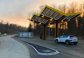 Nederlandske Fastned tilbyr en løsning kalt Autocharge, hvor registrerte biler kan starte lading umiddelbart uten manuell autentisering. Foto: Fastned