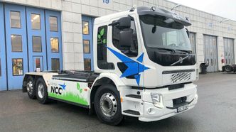 Blant de første helelektriske tipp- og krokbiler registrert i Norge ble nylig tatt i bruk av NCC Område Oslo, her Volvo FE Electric 6X2 med kroklift. El-tippbilen drives av to motorer, hver på 200 KW, og den har en nyttelast på 14 tonn. Foto:  NCC