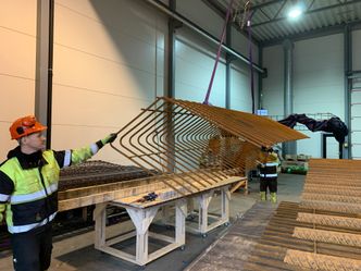 En armeringskurv er ferdig sveist i lokalene til Rebartek. Foto:  Kruse Smith