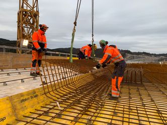 Den ferdigsveiste armeringen legges ut i brukonstruksjonen. Foto:  Kruse Smith