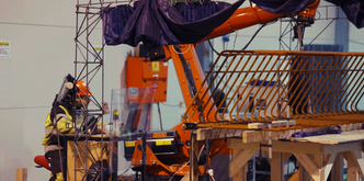 Operatøren følger med mens roboten sveiser armeringsjernene. Foto:  Kruse Smith