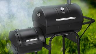 Det ble så som så med utenlandsferien, men det var ingen ting å si på salget av avansert grillutstyr slik som "smokere" for langtidsgrilling. Foto:  NetOnNet