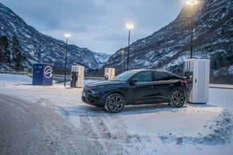 Vi måtte lade fire ganger fra øst til vest, og tre ganger på returen. Foto: Marius Valle