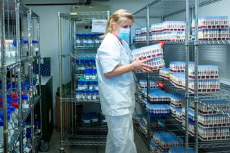 Bioingeniøren Lise Andresen tar med seg positive koronaprøver for å lete etter muterte koronavirus. Det jobbes nesten døgnkontinuerlig med analyser og sekvensering av positive covid-19-prøver. Foto: Heiko Junge / NTB