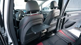 Passasjerene har egne bord de kan vippe ut. Foto: Eirik Helland Urke