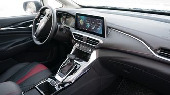 Stor skjerm preger dashbordet. Foto: Eirik Helland Urke