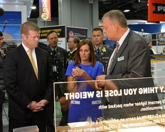 Nammo-sjef Morten Brandtzæg viser fram polymerhylsene i USA til daværende senator Martha McSally og tidligere hærminister Ryan McCarthy i 2019. Foto:  Thorstein Korsvold